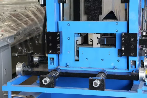 Fully automatic C & Z purline machine from 80 to 300 automatic changing sizes by PLC 5 b005fe3ed099f38b82074bcefc0af54f 1786088474 DQbE