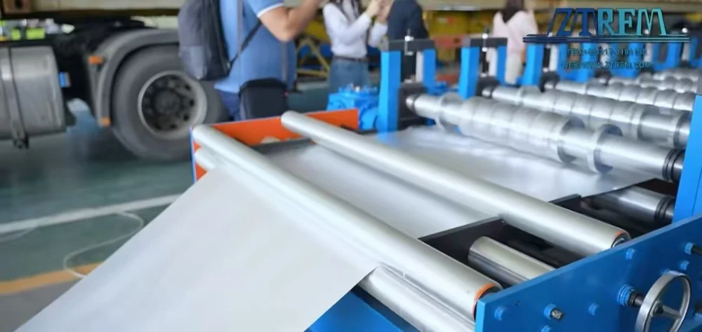 High-speed thin plate corrugated roof tile machine makes perfect products 1 feeding machine