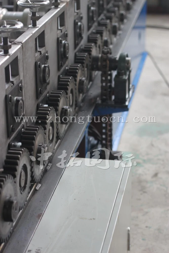 Ridge roll forming machine (19) ridge cap roll former