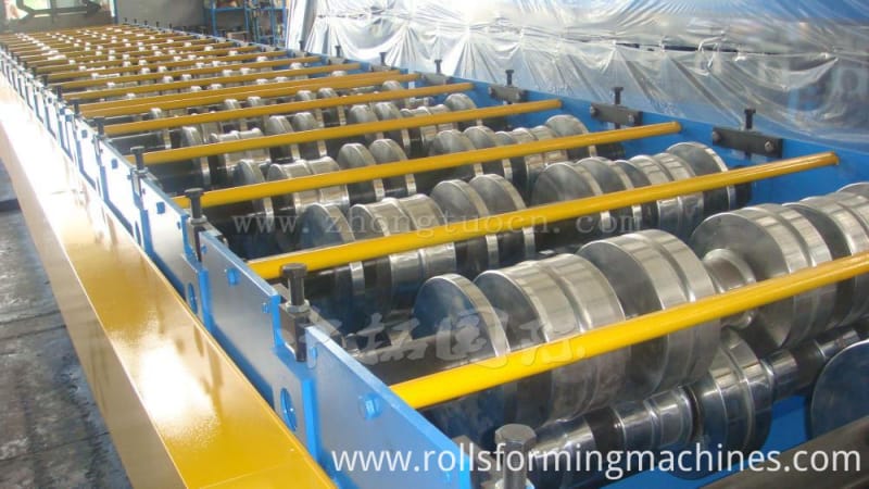 Floor deck roll forming machine (18)