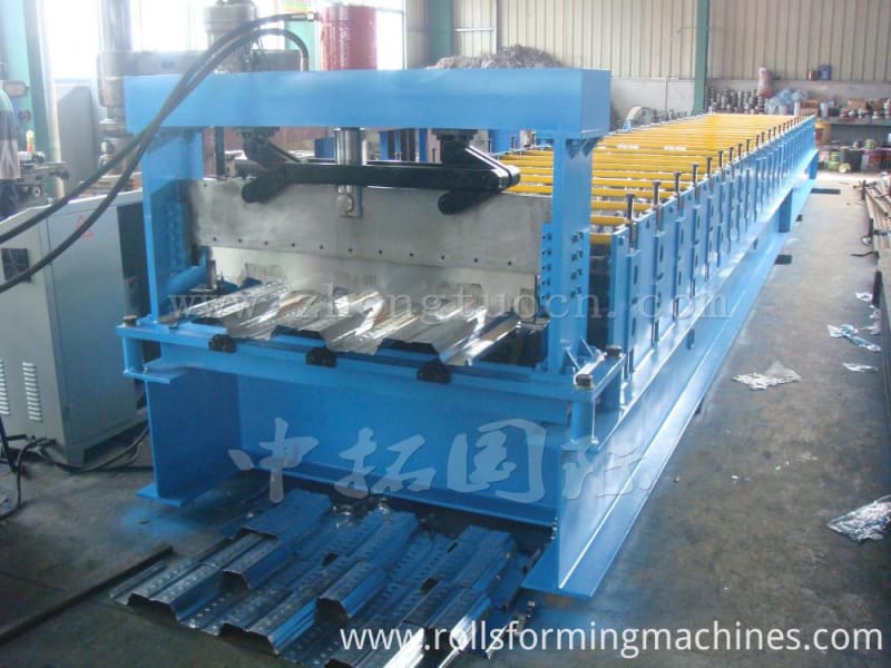 Floor deck roll forming machine (16)