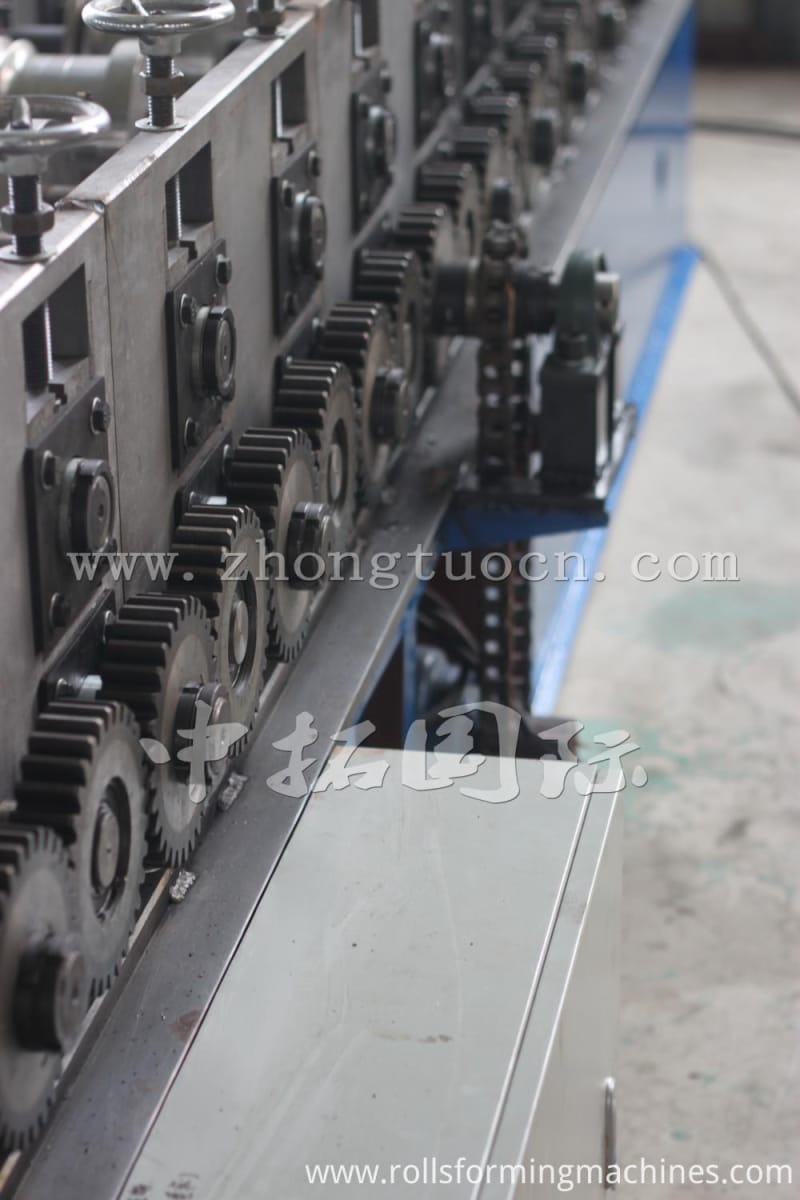 Ridge roll forming machine (19)