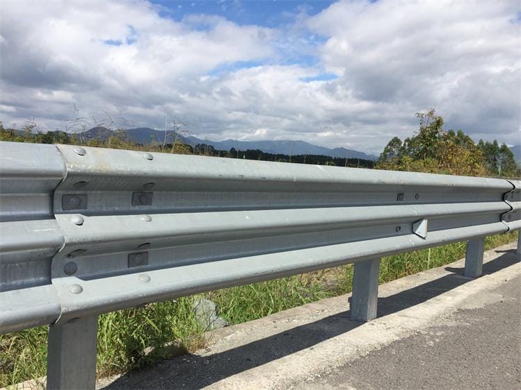 Expressway traffic crash barrier forming machine